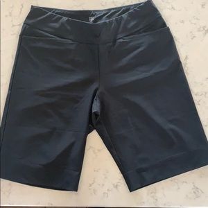 Tail black stretchy Bermuda shorts-12
